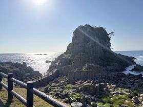 越前海岸から突き出る矛「鉾島」