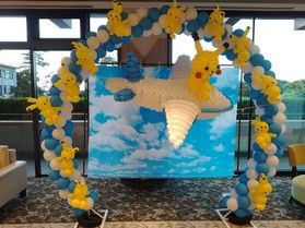 ピカチュウのバルーンアートを展示しています。