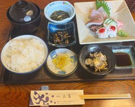 南あわじで見つけた、ほっと落ち着く海鮮ランチ「味処 三富」