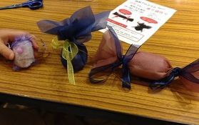8月15日(土)はアテ(能登ヒバ)で香り袋作りを行います。