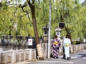 浴衣姿で、城崎温泉の街歩きをもっと特別に。