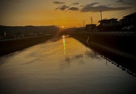 川面に映る、指宿の夕景