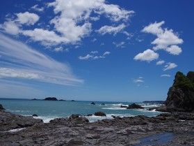 碧い空と白波のコントラストが美しいお蛇浦