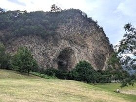 岩鼻の上 見晴らしのよい千曲公園