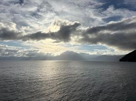 支笏湖に差し込む「天使のはしご」