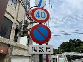 三国駅前 不思議な標識
