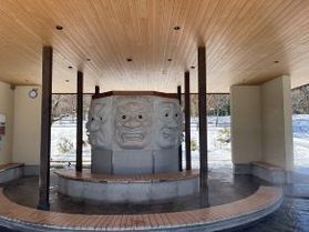 ホテルからのお散歩にピッタリ！八面大王の足湯