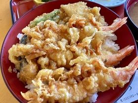 胡麻油が香ばしい車海老の天麩羅【活天丼(いきてんどん)】