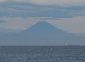 🏔今の時期だけの景色『海越しに見える青い富士山』