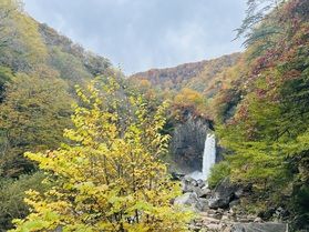 日本の滝百選の一つ【苗名滝】