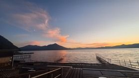 湖と空が染まる、支笏湖の夕暮れ