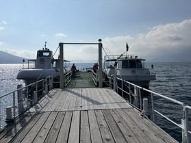 水中遊覧船と展望デッキ