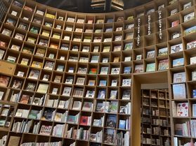 「読書の秋」に立ち寄りたくなる。「こども本の森 遠野」