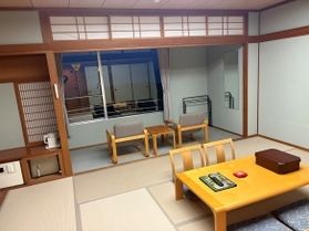 和室の、障子の張り替えを実施中です。