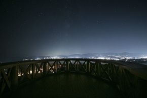 星空と港町の夜景をご覧ください。
