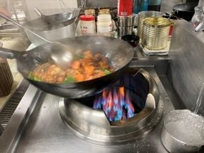 通常の約４倍の火力を持つ中華レンジを使った本格中華