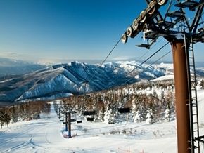 網張温泉スキー場でスキーをどうぞ