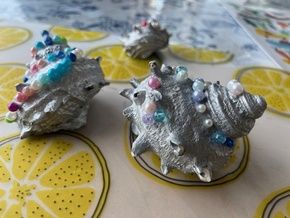 旅の思い出を彩る♪ サザエ貝のビーズデコ体験