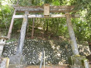 休暇村から徒歩1分、大きな鳥居のその先には・・・
