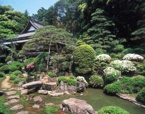 緑に囲まれる三国最古のお寺