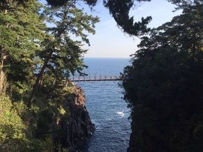 噴火の溶岩で出来た城ケ崎海岸
