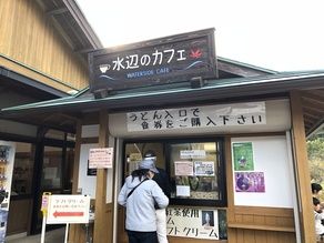 水辺のカフェ
