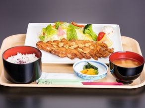 お腹にガツンと!山賊焼き定食