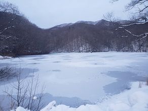 氷の沼　－曲沢沼ー　　冬景色と温泉（２）