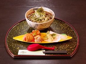 期間限定ランチ「よもぎそば・いくらいなり寿司と山菜の天ぷら」