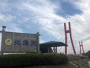 ♪静かな湖畔の花の影から♪