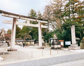 八百万の神に由緒のある神社