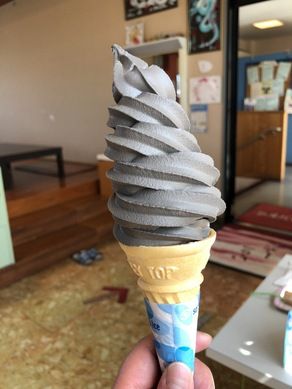 めずらし～♪　いかすみソフトクリーム