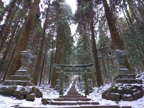 雪に覆われた神秘的な神社へ