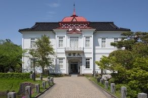 鶴岡公園の大宝館がライトアップ中！！