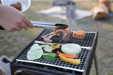 キャンプで瀬戸内海をバックにＢＢＱ