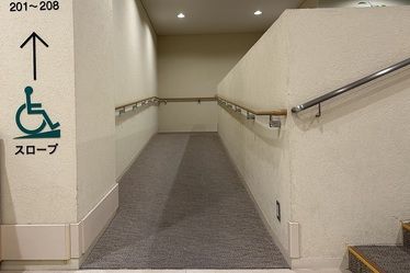 ２.建物入口、ロビー周辺
