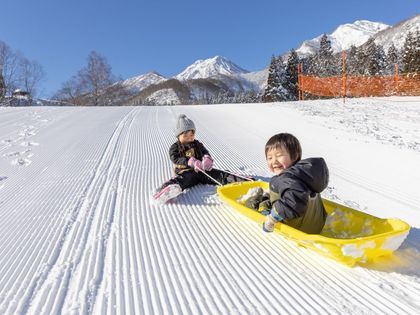 お子様たちでソリ遊びを♪