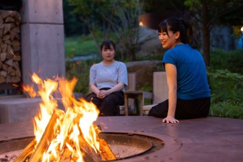 燃え盛る炎を眺めながら