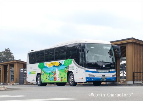 東京駅からはラッピングバスで