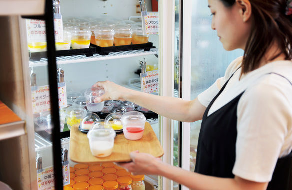 夕食ビュッフェで「ニコッ」