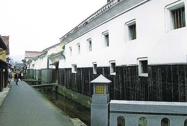 白壁土蔵群赤瓦