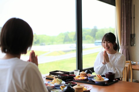 ご昼食は見晴らしのよい展望レストランで