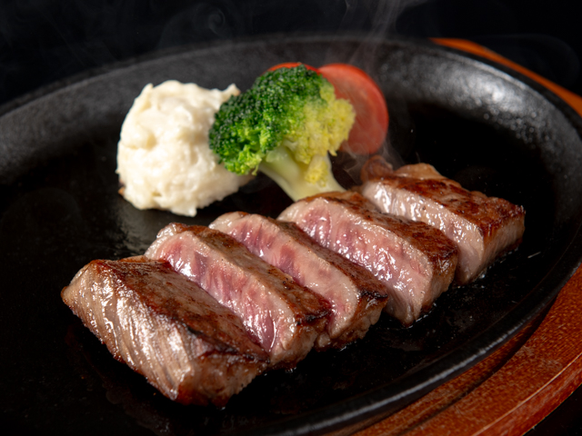 【8月・9月・10月】まぐろと熊野牛ステーキの料理