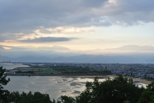 朝靄のかかった石鎚山と瀬戸内海の雄大な風景