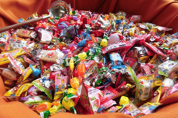 好きなお菓子を狙って狙って・・・！