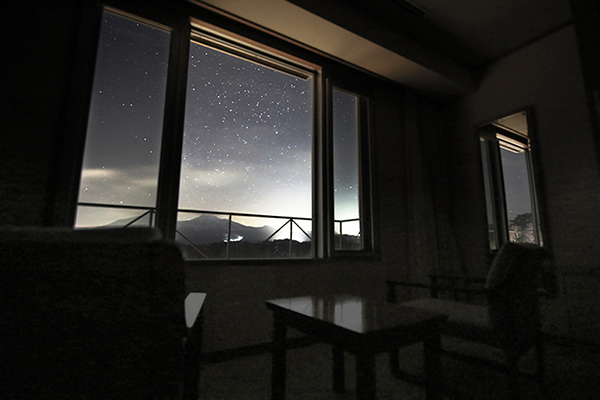 消灯後の夜中にはお部屋からも星がきれい
