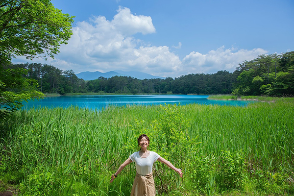 歩いてしか行けない神秘の沼へ 記念にぱしゃり