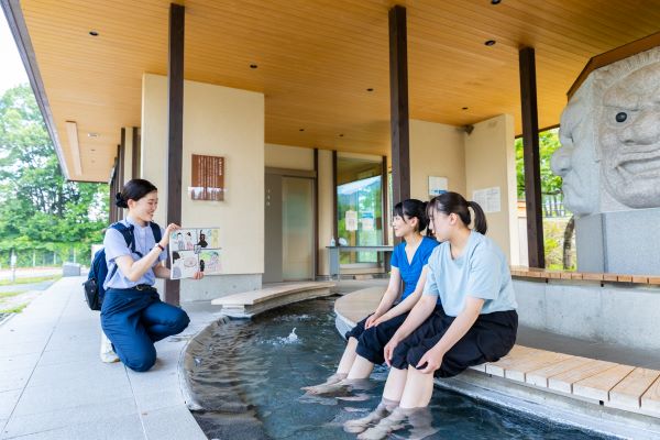八面大王の足湯① 　当館から徒歩5分ほどで到着