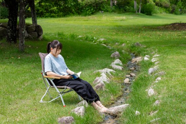 小さなせせらぎに足をチャプチャプしながら読書【ちひろ美術館　トットちゃん広場】