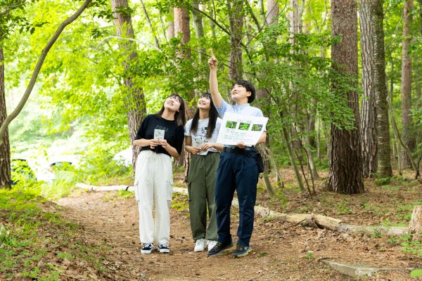 スタッフと一緒に約30分の里山散策